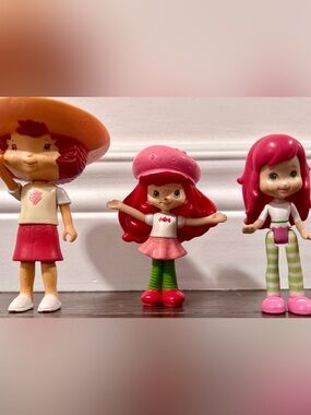 STRAWBERRY SHORTCAKE - LOT OF COLLECTIBLE DOLLS